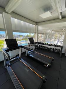 圣佩德罗-德马科里斯Exclusivo apartamento frente al mar的健身房设有三台跑步机和一扇窗户