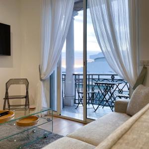 戛纳CROISETTE VUE MER LATERALE的带沙发的客厅和阳台美景