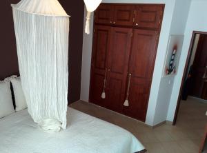 卡武埃鲁Erike Guest House的一间卧室配有一张白色天蓬床