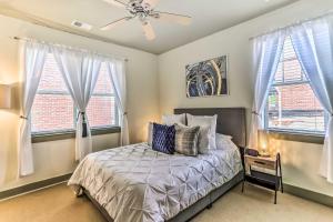 威尔明顿Dwtn Condo 4 Blocks to The Wilmington Riverwalk!的一间卧室设有一张床和两个窗户。