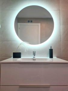 伊伦Apartamento Nicores Bidasoa的一间带水槽和镜子的浴室