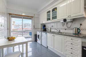 沙尔内卡Sunny 2 BDR Apartment by LovelyStay的白色的厨房配有水槽和洗碗机