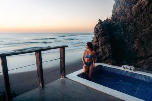 拉利伯塔德德玛别墅酒店的坐在海滩浴缸里的比基尼女人