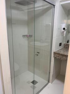 MaracayHOTEL PRINCESA PLAZA的浴室里设有玻璃门淋浴