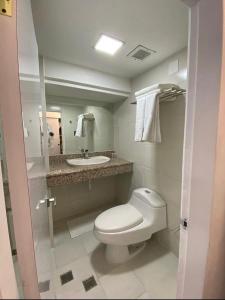 MaracayHOTEL PRINCESA PLAZA的浴室配有白色卫生间和盥洗盆。