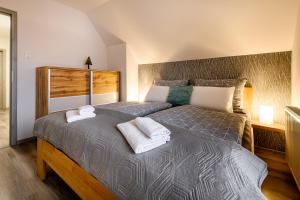 马汀Chata pod Martinkami的一间卧室配有一张大床和两条毛巾