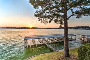 温泉城Sunset-View Resort Condo on Lake Hamilton!的湖上树的码头