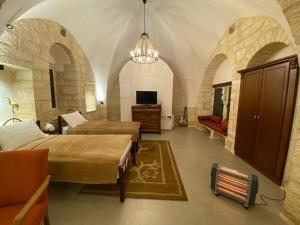 伯利恒Star Street Studio in Bethlehem的一间卧室配有两张床、一台电视和一张沙发