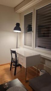 楚格Studio flat in the heart of Zug, ideal for solo travellers的窗户客房内的一张桌子和一把椅子