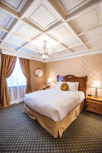 雷德洛治波拉德酒店的一间卧室设有一张大床和格子天花板