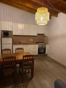 拉萨维纳Paradise, Porto Saler ET7104的一间带桌椅的厨房和一间用餐室