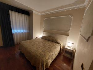 罗卡圣焦万尼美第奇别墅酒店的酒店客房,配有床和两盏灯