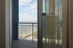 默特尔比奇Residence Inn by Marriott Myrtle Beach Oceanfront的客房设有海景阳台。