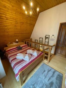 马考巴尔贾Chalet Calla的木制客房内的一间卧室,配有一张床