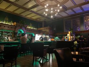 尤里卡The Inn at 2nd & C的餐厅内带桌椅的酒吧
