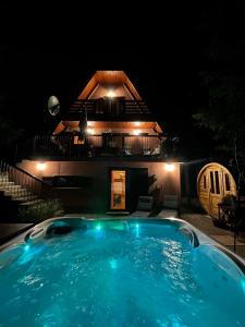 马考巴尔贾Chalet Calla的夜间在房子前面的游泳池