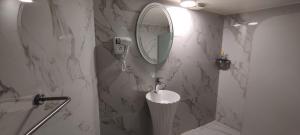 马达巴Moab Land Hotel的浴室设有卫生间和墙上的镜子。