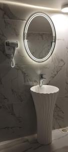 马达巴Moab Hotel & Restaurant的浴室设有白色水槽和镜子