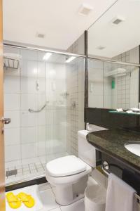 维多利亚维多利亚港金色郁金香酒店的一间带卫生间和玻璃淋浴间的浴室