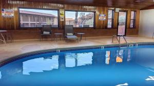莫纽门特谷地古尔丁小屋酒店的一座配有桌椅的酒店游泳池