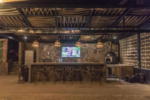 瓜达鲁佩镇Sirius Valle的一间石墙房间内的酒吧