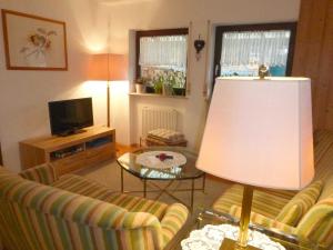 KirchzellFerienwohnung bei Rosi的客厅配有两张沙发和一张带台灯的桌子