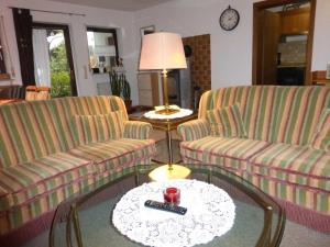 KirchzellFerienwohnung bei Rosi的客厅配有两张沙发和一张咖啡桌