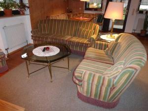 KirchzellFerienwohnung bei Rosi的客厅配有两把椅子和一张茶几