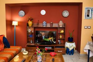 哈曼苏斯Dar Marrakech Apartment Sousse的带沙发和电视的客厅