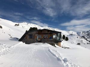 沃瑟姆阿尔伯格Pfefferkornhütte的山上雪地中的小木屋