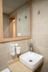 阿尤恩Sahariano hotel City Center的浴室设有白色水槽和镜子