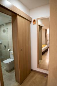 阿尤恩Sahariano hotel City Center的一间带卫生间、淋浴和镜子的浴室