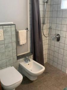 切尔诺比奥In Piazzetta - Cernobbio的浴室配有卫生间、盥洗盆和淋浴。
