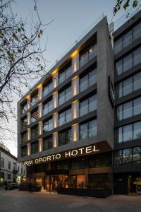 波尔图TURIM Oporto Hotel的前面有标志的酒店