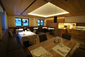 莱赫阿尔贝格捷拉斯膳食公寓旅馆的一间带桌椅的用餐室和一间厨房