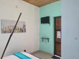 UticaHotel Alcázar Real的卧室配有一张床,墙上配有电视。