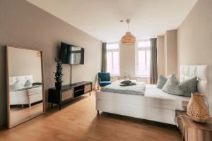 莱比锡Luga Homes - Stadthaus的一间卧室配有一张大床和镜子