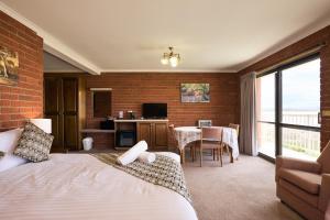 斯旺西The Waterloo Hotel的酒店客房 - 带一张床和用餐室