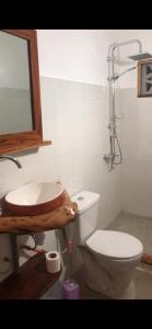 斯基灵角Villa Nemocotier的一间带水槽和卫生间的浴室