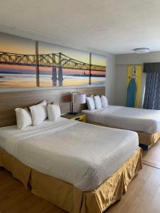 路易斯威尔路易斯维尔博览中心/机场戴斯酒店的酒店客房带两张床和一座桥