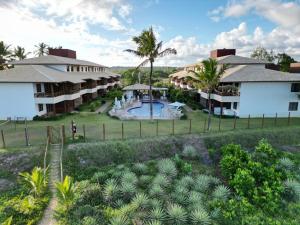 伊塔齐米林Village Beira Mar Itacimirim Boulevard Bahia的享有带游泳池的度假村的空中景致