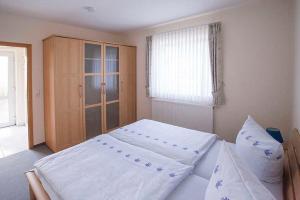 巴特柯尼希Haus Ulla的一间卧室设有两张白色的床和窗户