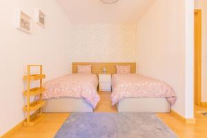 波尔图Porto Island的一间带两张床的卧室和地毯