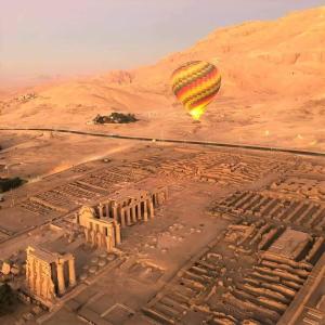 卢克索Nile Cruise Luxor & Aswoan Included balloon的飞过古城的热气球