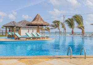 特赖里The Coral Beach Resort by Atlantica的一个带躺椅的游泳池和海洋