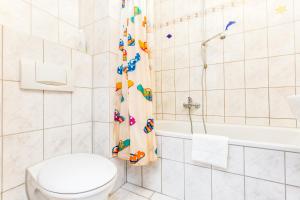 科隆科林纽布鲁克公寓的一间带卫生间和淋浴帘的浴室