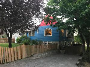 普尔曼State Street Cottage, Suite 1的蓝色和红色的房子,带围栏
