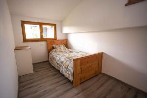 Šentvid pri StičniHoliday home in Sentvid pri Sticni - Zentralslowenien 43927的一间小卧室,配有床和窗户