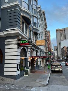旧金山The Andrews Hotel的城市街道上的一座建筑,有商店