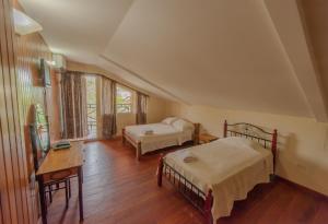 博卡斯德尔托罗Hotel Posada Los Delfines的一间卧室设有两张床、一张桌子和一个窗口。